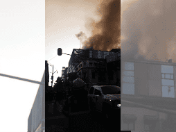 Al lugar arribaron bomberos y paramédicos, para ayudar a quienes se encontraban al interior del edificio, ya que había personas atrapadas. TWITTER / @SGIRPC_CDMX