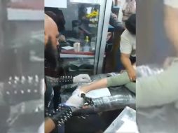 La madre recibió una amonestación por ''vulnerar'' la integridad de sus dos hijos, sin embargo, expertos indican que también podría enfrentarse a una investigación penal. TWITTER