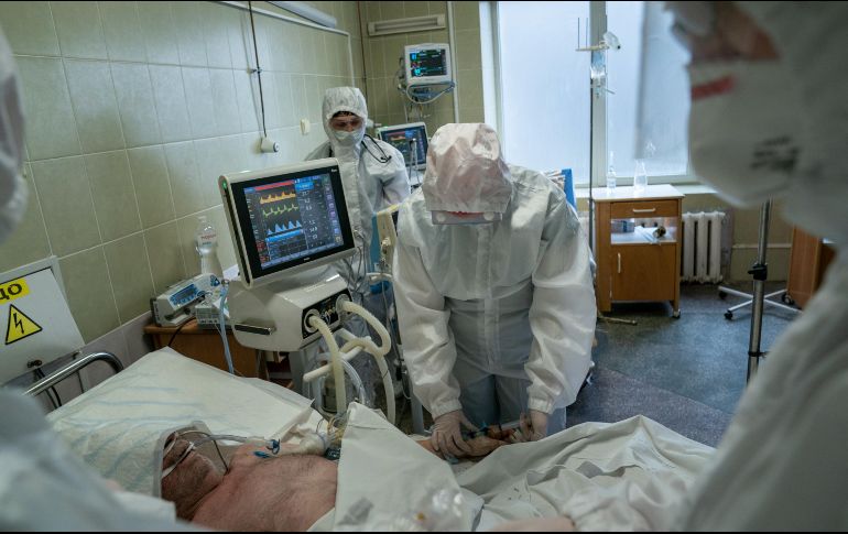 También se registraron 800 mil nuevos contagios, una de las cifras diarias más altas en más de un año de crisis sanitaria, y que deja el total global en 87.5 millones. AP / E. Maloletka