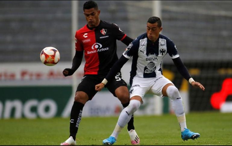 Anderson Santamaría (i), de Atlas, disputa el balón con Rogelio Funes Mori, (d) de Monterrey, durante el encuentro. EFE/F. Guasco