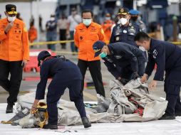 Una decena de embarcaciones, entre ellos cuatro buques de guerra, fueron desplegados en el área en una operación de búsqueda y rescate. EFE/M. Irham