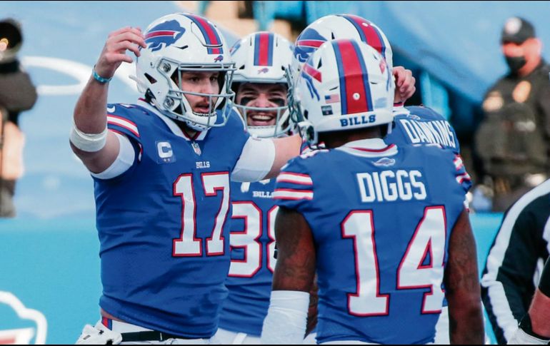 EXPLOSIVOS. Josh Allen (izq.) y Stefon Diggs estuvieron en sintonía para guiar a los Bills al triunfo. AP • J. Barnes