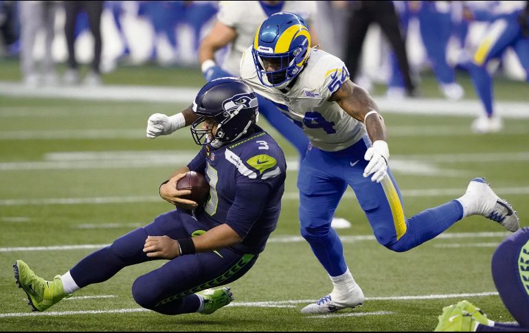 ASEDIADO. La defensiva de los Rams capturó en cinco ocasiones a Russell Wilson, siendo clave en el resultado. AP