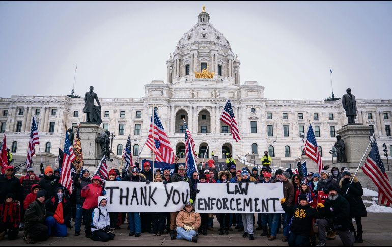 FUERZAS DEL ORDEN. Algunas personas agradecieron el actuar de las autoridades en el asalto al edificio sede de las dos cámaras del Congreso de los EU. AP
