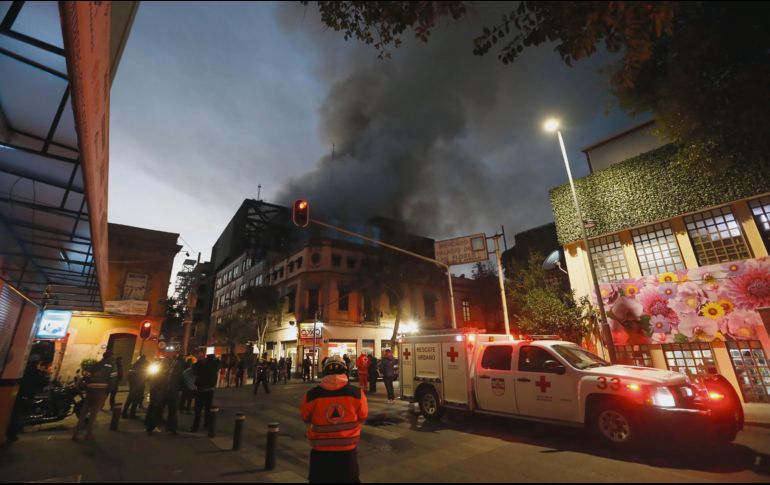 SALDO ROJO. La trabajadora que falleció se arrojó desde varios pisos para escapar del fuego. XINHUA