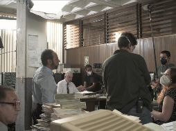 Protagonistas. (A la izquierda y recargado en la columna) Humberto Busto y sentado de camisa blanca, Francisco Reyes. CORTESÍA