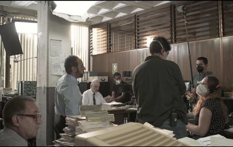 Protagonistas. (A la izquierda y recargado en la columna) Humberto Busto y sentado de camisa blanca, Francisco Reyes. CORTESÍA