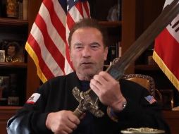 El actor también hizo una referencia a uno de sus personajes más famosos al sostener la espada de 