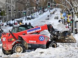 Maquinaria se utiliza hoy para remover la nieve en Madrid. AFP/G. Bouys