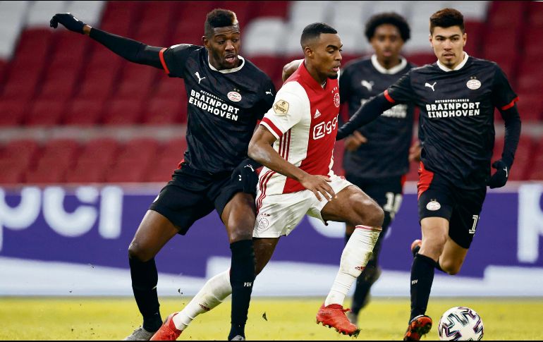 REGRESO. El mexicano Érick Gutiérrez (derecha) jugó nueve minutos con los de Eindhoven. EFE