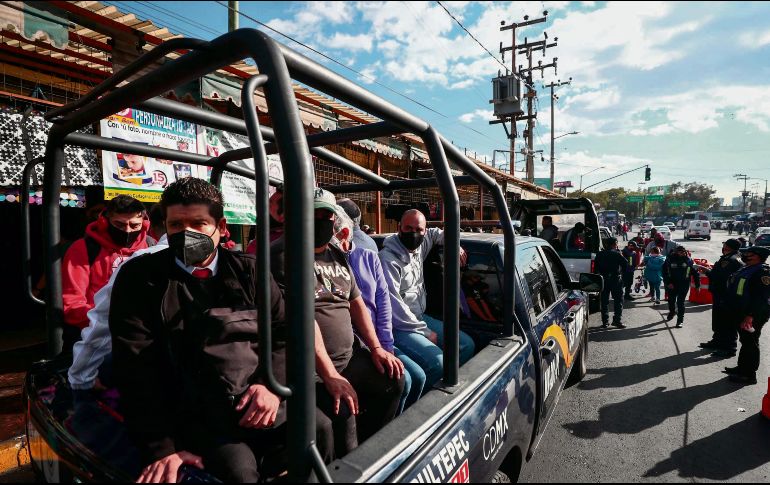 SERVICIO. Policías capitalinos apoyaron a los usuarios. SUN