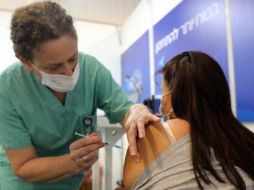 La vacunación contra el coronavirus solo ha empezado en algunos países y no todos van al mismo ritmo. EPA