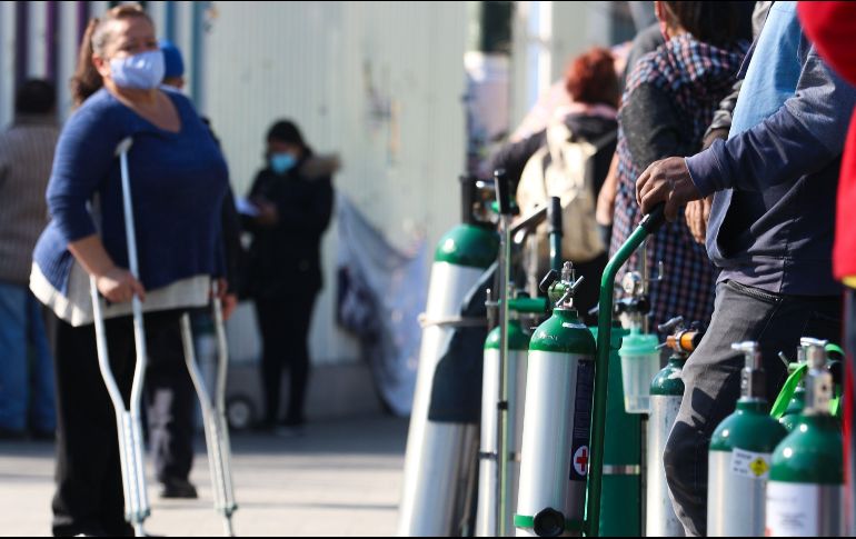 Familiares de enfermos de COVID-19 han lidiado para conseguir tanques de oxígeno debido al alza de casos. EFE / ARCHIVO
