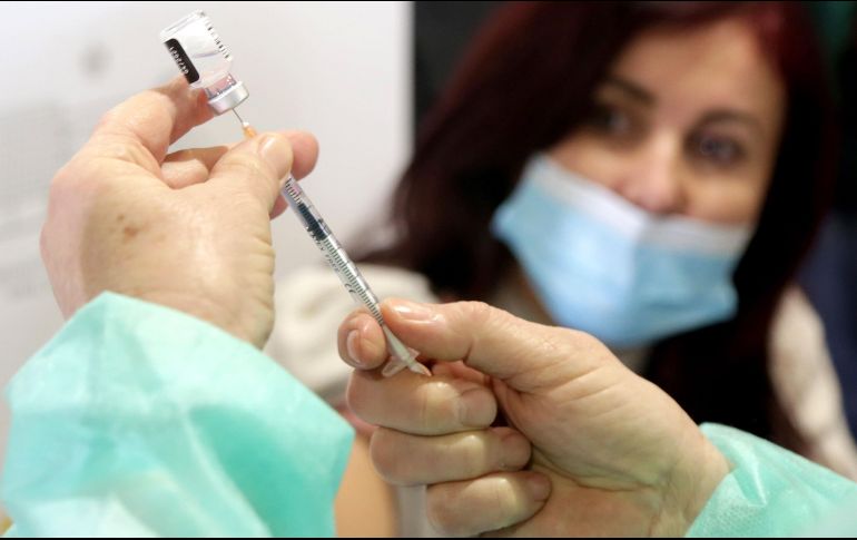 México lleva aplicadas 81 mil 300 dosis de Pfizer, cifra que lo coloca en el lugar 18 del mundo y en el segundo país latinoamericano con más vacunas suministradas. EFE / M. Dibra