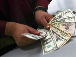 El dólar reporta su mayor precio en casi un mes, ante la incertidumbre relacionada con las restricciones por los contagios y la nueva cepa del COVID-19, así como el posible juicio de destitución de Trump, entre otros factores. NTX / ARCHIVO