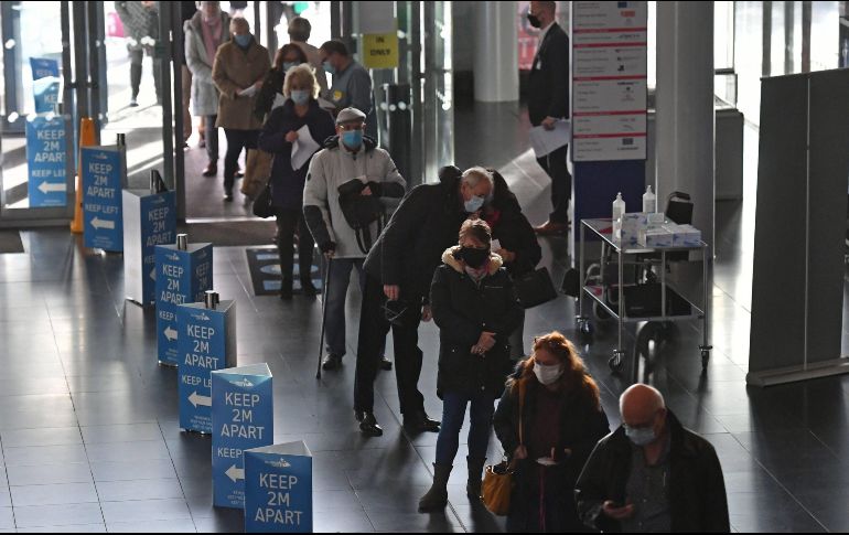 Personas hacen fila para vacunarse contra el COVID-19 en un centro en  Birmingham, Inglaterra. EFE/EPA/J. King