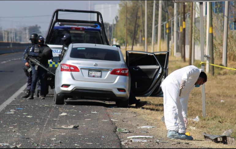 Policías y peritos en el sitio donde se registró el enfrentamiento, en el municipio de Villagrán. EFE