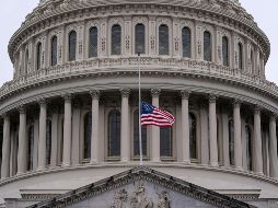 Legisladores demócratas acusa a Trump al alentar la insurrección de sus seguidores para asaltar el Capitolio en Washington. La bandera del recinto luce a media asta por la muerte de dos policías del Capitolio. AFP/S. Reynolds