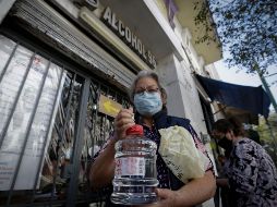Magdalena Cornejo acudió a comprar alcohol al Centro de Guadalajara. EL INFORMADOR / F. Atilano