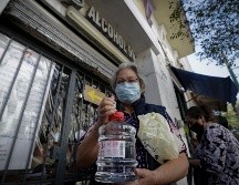 Magdalena Cornejo acudió a comprar alcohol al Centro de Guadalajara. EL INFORMADOR / F. Atilano