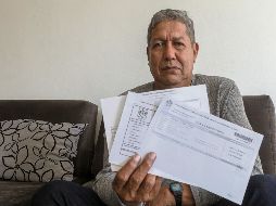 DESEMBOLSO. Miguel Cárdenas pagó un lente interocular que le iban a colocar en el ISSSTE y tendrá que buscar a un médico particular para que le opere el ojo.  CORTESÍA/MIRADA TAPATÍA