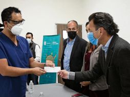 ZAPOPAN.  El  Ayuntamiento anuncia que 903 trabajadores del sector salud del municipio recibirán un estímulo  de dos mil pesos.  Pablo Lemus entrega el apoyo. ESPECIAL