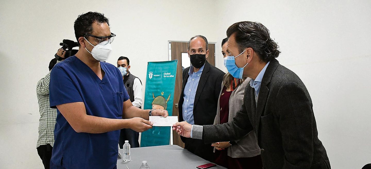 ZAPOPAN.  El  Ayuntamiento anuncia que 903 trabajadores del sector salud del municipio recibirán un estímulo  de dos mil pesos.  Pablo Lemus entrega el apoyo. ESPECIAL