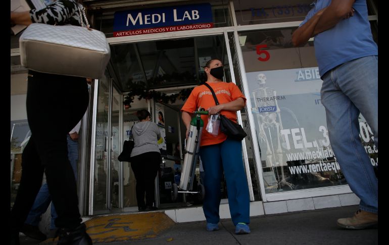 Quienes requieren tanques de oxígeno en Guadalajara viven largas esperas y deben pagar a sobre precio. EL INFORMADOR / F. ATILANO