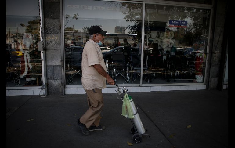Quienes requieren tanques de oxígeno en Guadalajara viven largas esperas y deben pagar a sobre precio. EL INFORMADOR / F. ATILANO