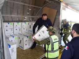 El segundo bloque de vacunas llegará en los próximos días y se destinará al resto del personal médico. EFE