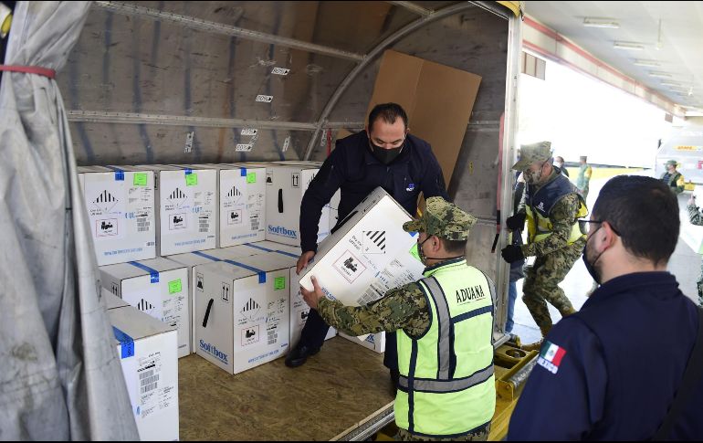 El segundo bloque de vacunas llegará en los próximos días y se destinará al resto del personal médico. EFE