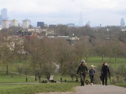 Pese al aumento de infecciones, en el Reino Unido sigue sin ser obligatorio taparse la boca al aire libre y muchos británicos se oponen a ello. EFE/N. Hall