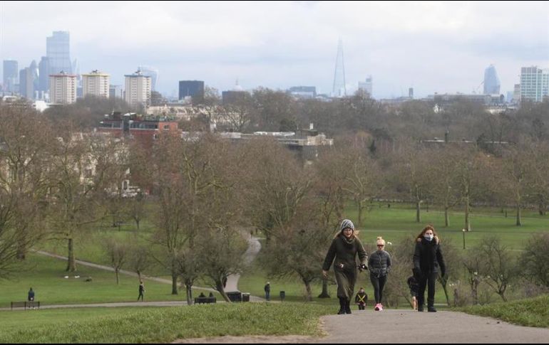 Pese al aumento de infecciones, en el Reino Unido sigue sin ser obligatorio taparse la boca al aire libre y muchos británicos se oponen a ello. EFE/N. Hall
