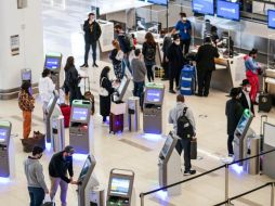 La exigencia de una prueba negativa de COVID-19 a los pasajaeros ya había sido ordenada por el gobierno anterior. AP/ARHIVO