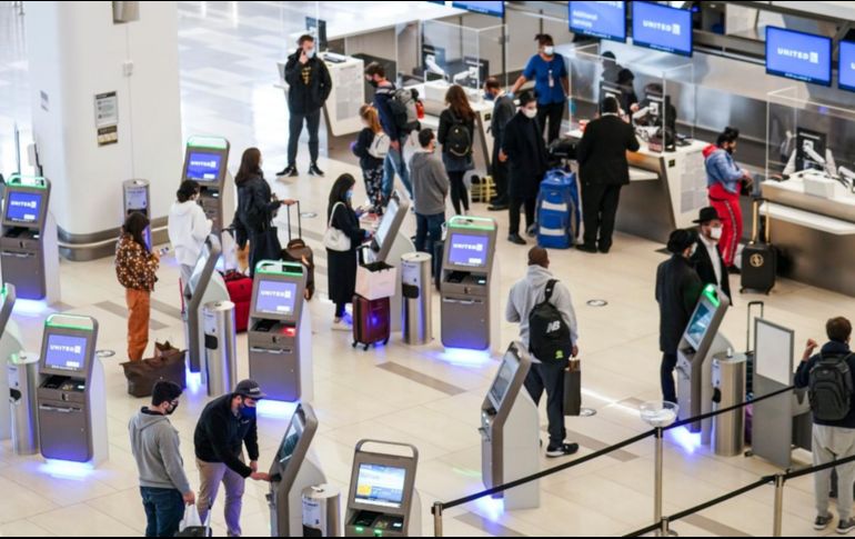 La exigencia de una prueba negativa de COVID-19 a los pasajaeros ya había sido ordenada por el gobierno anterior. AP/ARHIVO