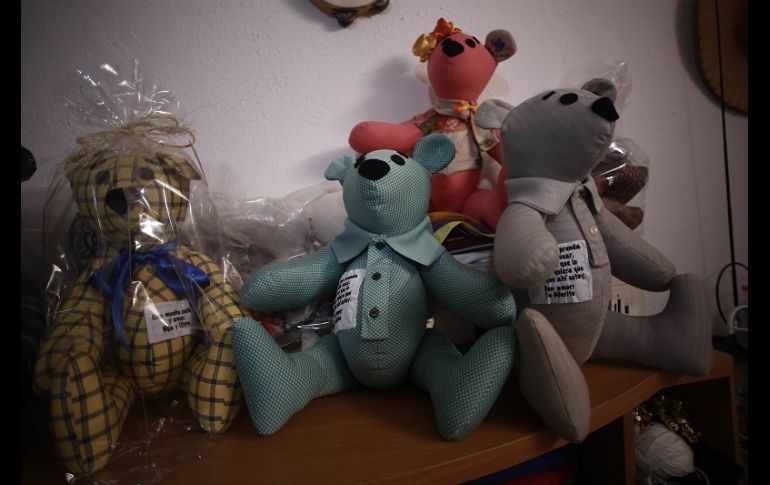 A causa de la pandemia mucha gente no pudo despedirse de sus familiares y necesitan cerrar ese círculo, algo a lo que ayudan los osos. AP/C. Chávez