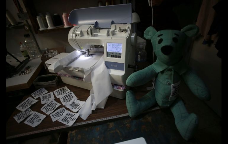 A causa de la pandemia mucha gente no pudo despedirse de sus familiares y necesitan cerrar ese círculo, algo a lo que ayudan los osos. AP/C. Chávez