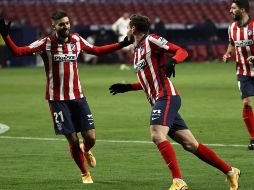 El centrocampista del Atlético de Madrid, Saúl Ñíguez (c), celebra el segundo gol ante el Sevilla FC. EFE/J. Martín