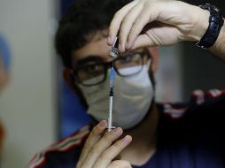 Subrayó que las vacunas que ya se aplican sí protegen de todas las variantes detectadas. XINHUA / ARCHIVO