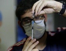 Subrayó que las vacunas que ya se aplican sí protegen de todas las variantes detectadas. XINHUA / ARCHIVO