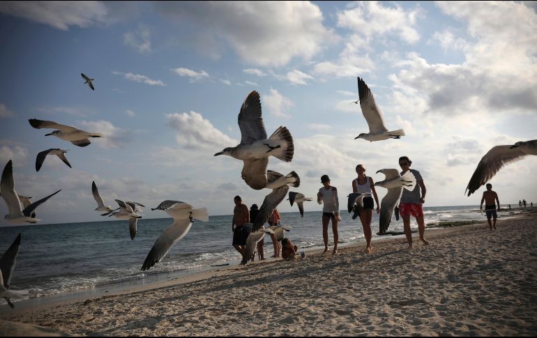 En un escenario optimista, la Sectur prevé que en 2021 visitarán el pais 42.7 millones de extranjeros. AP/A. Espejel