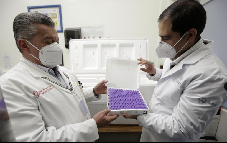 Las autoridades estatales confían en que las 24 mil 375 dosis que llegaron ayer ajustarán para cubrir a todos los trabajadores de Salud que atienden a infectados en hospitales. ESPECIAL/Gobierno de Jalisco