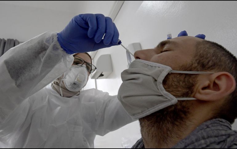 La propagación de ambas variantes está infraestimada, debido a la distorsión de datos causada por los países con capacidad de analizar la secuenciación del virus. AFP / F. Belaid