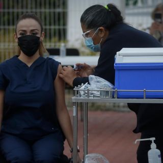 Coronavirus en Jalisco: "Recibir la vacuna es una luz en este camino que se veía interminable", doctora