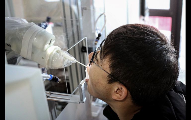 Una de las principales ventajas del robot es que reduce el riesgo de contagio del personal sanitario, además de tener precisión de movimientos. AFP
