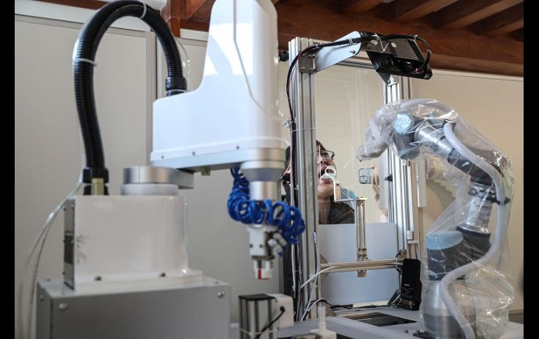 Una de las principales ventajas del robot es que reduce el riesgo de contagio del personal sanitario, además de tener precisión de movimientos. AFP