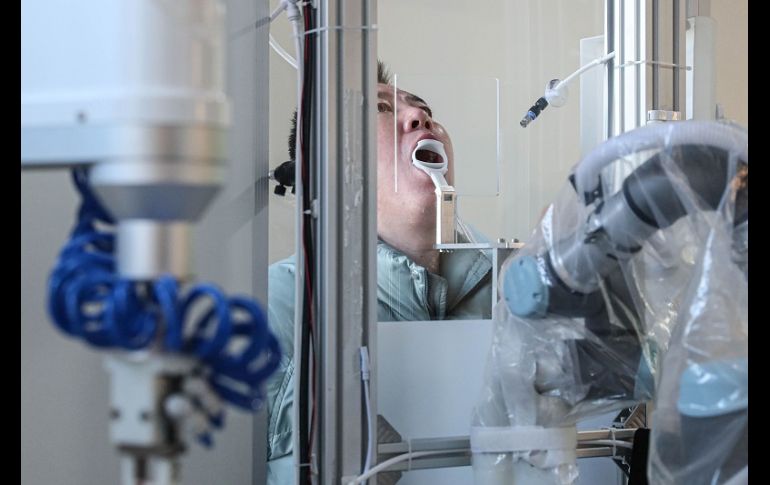 Una de las principales ventajas del robot es que reduce el riesgo de contagio del personal sanitario, además de tener precisión de movimientos. AFP