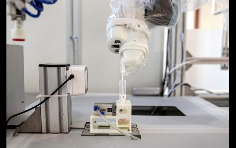 Una de las principales ventajas del robot es que reduce el riesgo de contagio del personal sanitario, además de tener precisión de movimientos. AFP