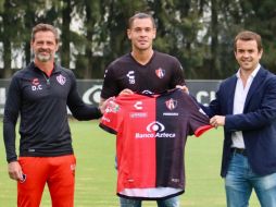Milton Caraglio fue presentado como refuerzo del Atlas por el presidente José Riestra y por el director técnico Diego Cocca. TWITTER / @atlasfc