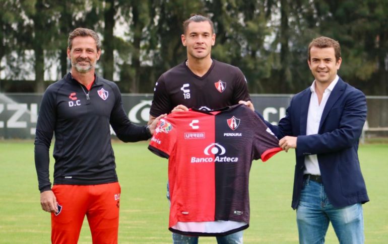 Milton Caraglio fue presentado como refuerzo del Atlas por el presidente José Riestra y por el director técnico Diego Cocca. TWITTER / @atlasfc